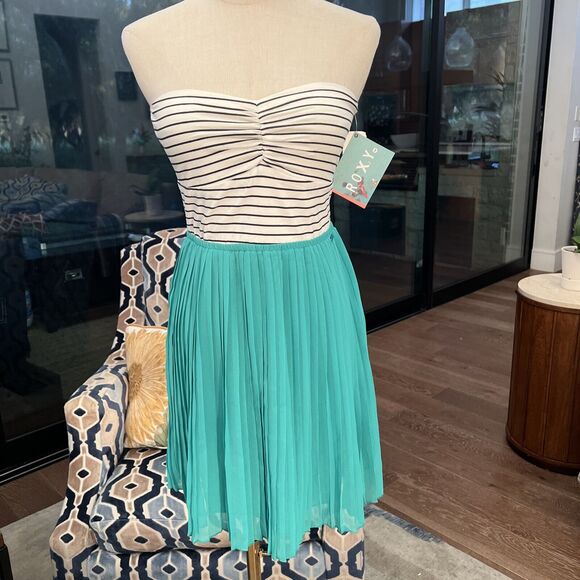 Roxy One Day Soon Dress Medium New Striped Flowy Fit and Flare stretch New - Picture 1 of 6